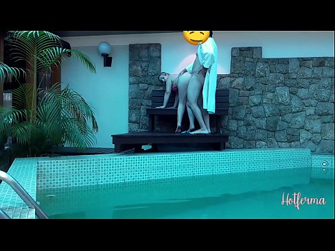 ❤️ 老板邀请女佣去泳池,却忍不住要来个热辣的 ❤ Porno fb